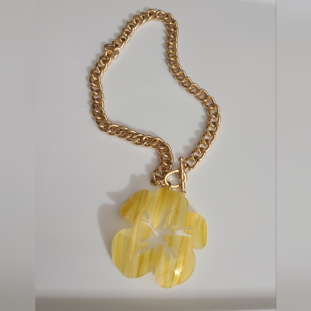 Vintage hibiscus gold Cuban toggle chain acrylic euc estate